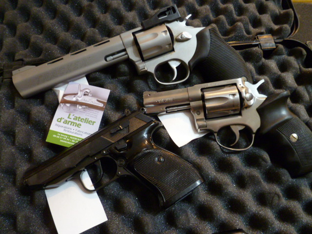 ensemble armes de poing ( Walther , Manuhrin  Taurus )